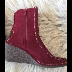 London boutique sz 8 suede vintage style wedge